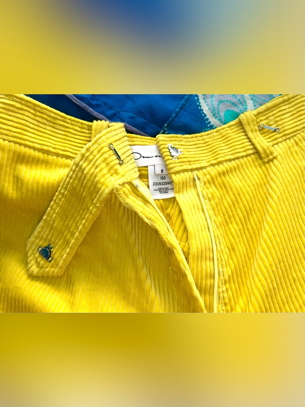 Oscar de la Renta Retro Yellow Corduroy High Waist Shorts, Size 8 - Picture 10 of 13